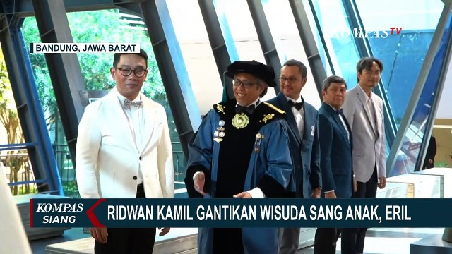 Hadir Wisuda Gantikan Eril, Ridwan Kamil Bawa Gambar Duplikat Almarhum Eril Pakai Toga