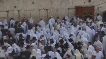 Miles de judíos devotos rezan en el Muro de las Lamentaciones de Jerusalén durante la Pascua