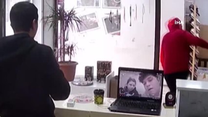 İstanbul'da hırsızın kaçışı kamerada: Kasiyer genç arkasından bakakaldı