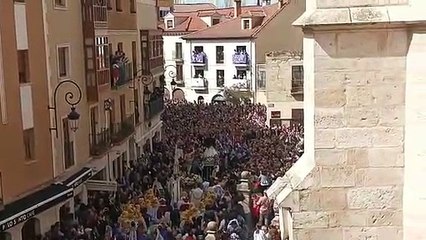 La pequeña Valentina Arranz continúa la tradición familiar y quita el luto a la Virgen en la Bajada del Ángel de Aranda de Duero