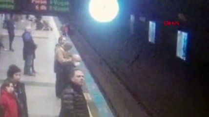İstanbul'da dehşet! Metronun önüne atladı