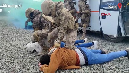 Özel harekat polisinin eğitim tatbikatı nefes kesti