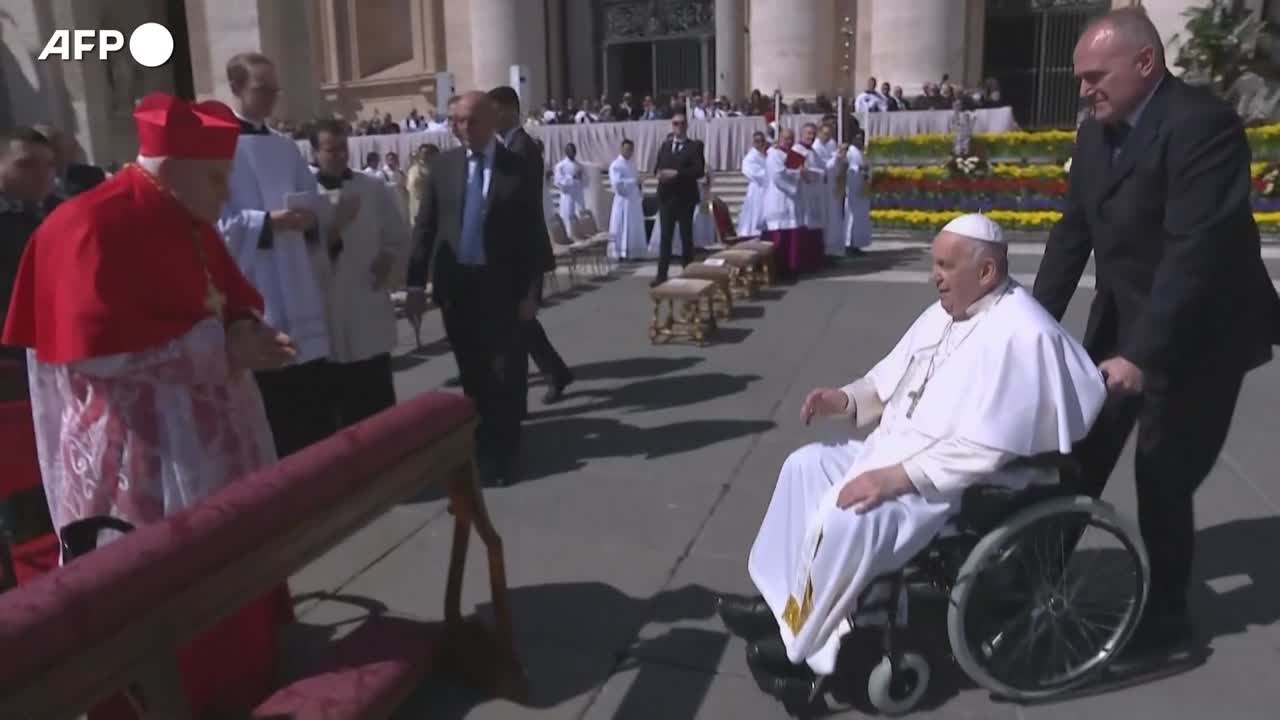 Pasqua, Papa Francesco saluta i fedeli dopo la messa a San Pietro