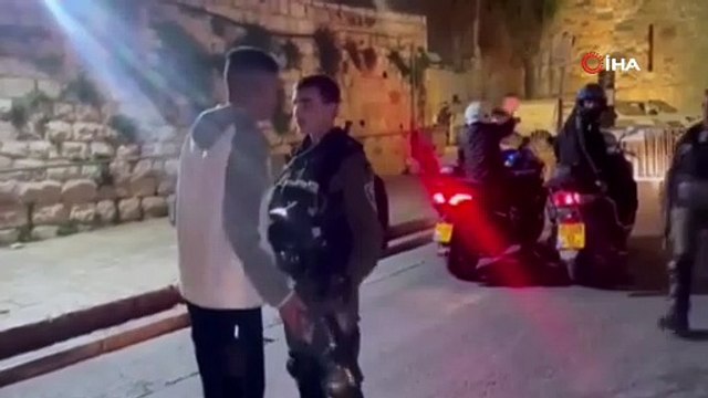 İsrail güçlerinden, sabah namazı için Mescid-i Aksa'ya gelenlere müdahale
