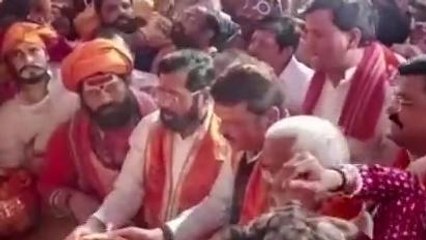 महाराष्ट्र के मुख्यमंत्री ने रामलला व हनुमान जी महराज की आरती उतार किया दर्शन पूजन