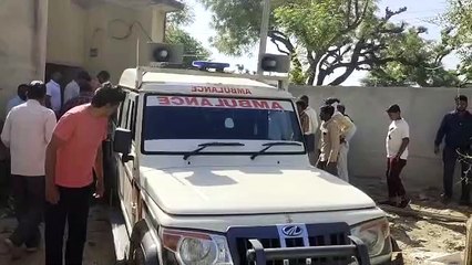 Скачать видео: ट्रेलर की चपेट में आकर बाइक सवार दो युवकों की मौत