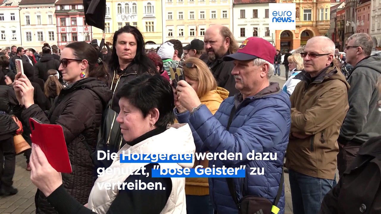 Umzug mit Maske und Rassel: Tschechische Stadt belebt alte Oster-Tradition