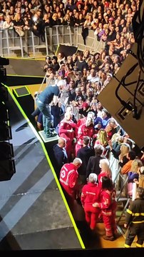 Firenze, Eros Ramazzotti ferma il concerto perch? una fan si sente male