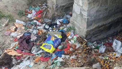 दुधिया तालाब में पड़ी गंदगी से आमजन परेशान