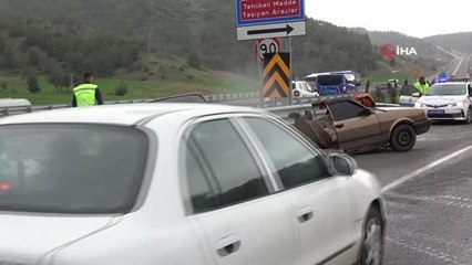 Kaza yapan otomobil ikiye bölündü