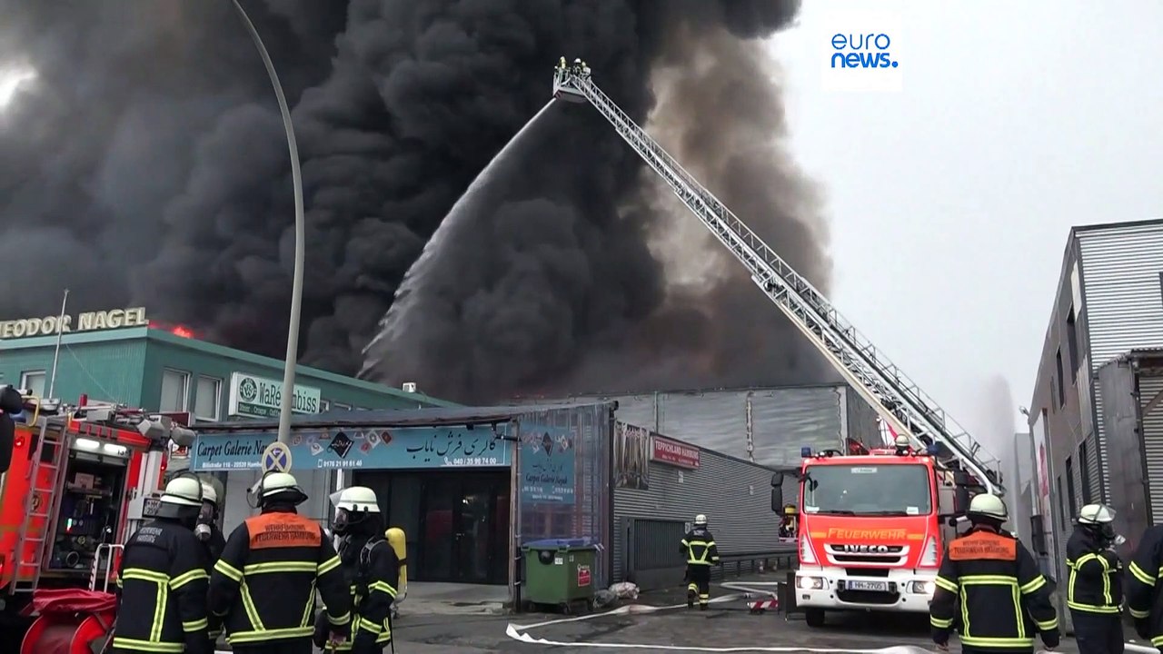 'Extreme Gefahr': Feuerwehr warnt Bevölkerung vor Rauchwolke nach Großbrand in Hamburg
