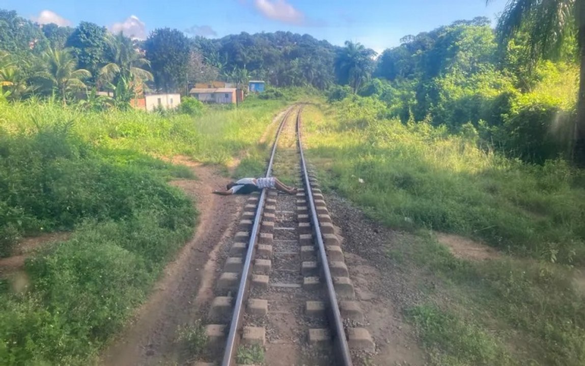 Homem dorme sobre os trilhos e maquinista para o trem para acordá-lo, em Pernambuco