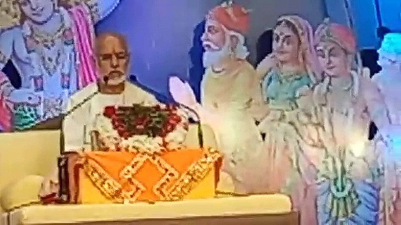 भागवतकथा के पहले दिन भाई श्री रमेश भाई ओझा जी के सम्मान  और दीप प्रज्ज्वलन के बाद कथा प्रारम्भ हुई।