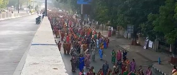 एक साथ हजारों महिलाओं ने साड़ी में की वॉक