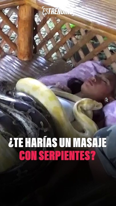Mujer prueba extraño masaje de serpientes con dos gigantescos reptiles