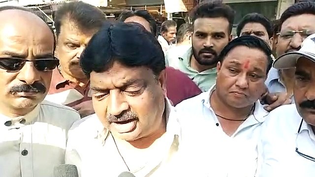 ...और जब बिना सूचना अतिक्रमण हटाने पहुंचा नपा अमला, नपाध्यक्ष पति को व्यापारियों से मांगनी पड़ी हाथ जोड़कर माफी