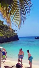 Roxanna Somoza junto a Emiliano Paz y Nery Chirnos disfrutan en Roatán sus vacaciones de Semana Santa