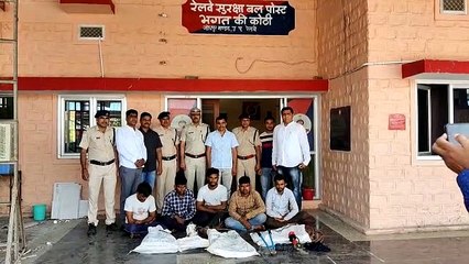 25 हजार केवी करंट के बावजूद रेलवे इलेक्ट्रिक लाइन काटी, कई ट्रेनें रूकी