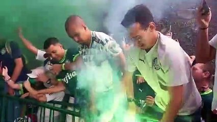 Abraçado pela torcida, ônibus do Palmeiras parte para o Allianz Parque