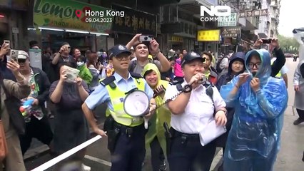 شاهد: بمناسبة رأس السنة الجديدة.. مواطنون في هونغ كونغ يحتفلون برش المياه على بعضهم