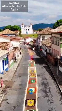 Tapetes enfeitam ruas de Santa Luzia para procissão da Ressurreição