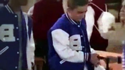 Bella and The Bulldogs S02E20 Biggest. Game. Ever.