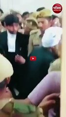 Download Video: Video: कोर्ट के बाहर अतीक को दे रहे थे गाली, पुलिसकर्मी को हटाकर उसे गुस्से में देखने लगा माफिया