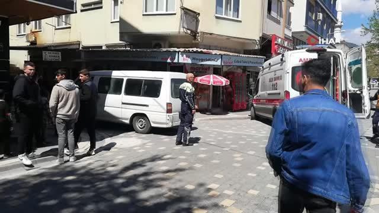 Çarpıştığı minibüsün altında kalan motokurye yaralandı
