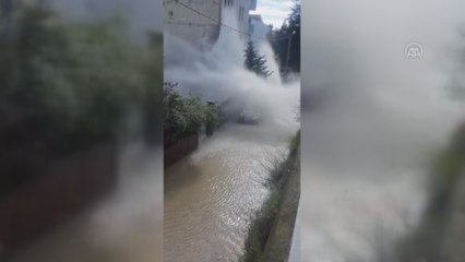 Akçaabat'ta ana su hattı patladı