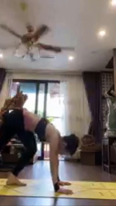 HANDSTAND POSE