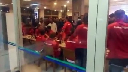 Maç sonrası taraftardan futbolculara ''mağlubiyet'' dayağı