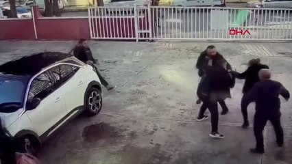 OTİZMLİ ÇOCUĞUN SESİNDEN RAHATSIZ OLDU; ANNE VE BABASINA SALDIRDI