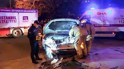 İstanbul’un göbeğinde kaldırıma vuran otomobilde beş kişi sıkıştı!