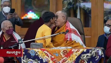 Polémica e indignación: el Dalái Lama besa a un niño y le pide que "chupe" su lengua
