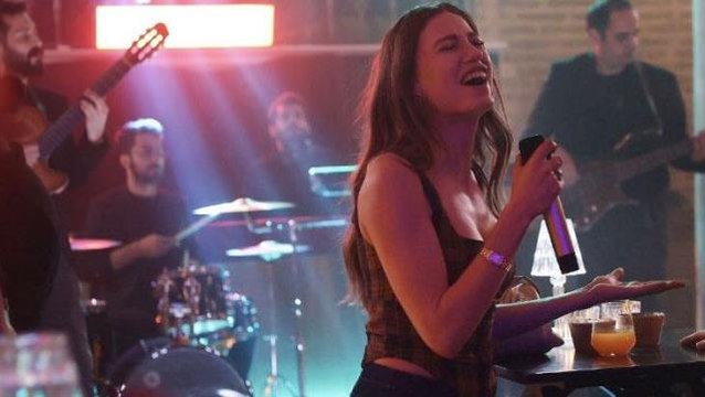 Aile dizisinden ön izleme sahnesi yayınlandı! Serenay Sarıkaya sesiyle hayran bıraktı