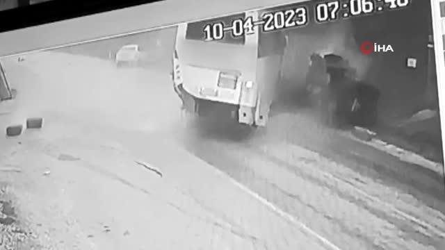 Otobüs, jandarma aracı ve minibüse çarptı: 14 yaralı