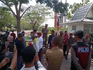 Aksi Tolak Bala di Kantor Bupati Kepulauan Meranti