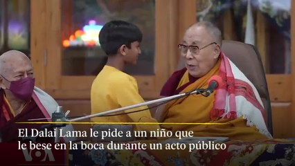 El Dalai Lama le pide a un niño que le de un beso en la boca