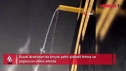 Müslümanlar yağmur altında Kabe'yi tavaf etti
