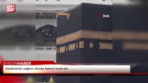 Müslümanlar yağmur altında Kabe'yi tavaf etti