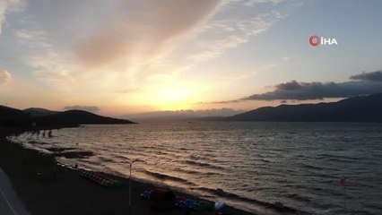 Hazar Gölü üzerinde mest eden gün doğumu