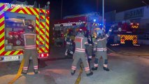 Un incendio arrasa una fábrica de palets en Almazora (Castellón)
