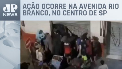 Télécharger la video: Usuários de droga invadem lanchonete na Cracolândia em São Paulo