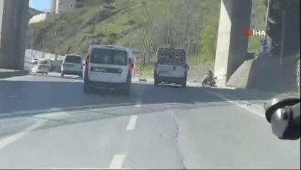 Eyüpsultan'da elektrikli scooter ile tehlikeli yolculuk kamerada