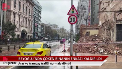 Beyoğlu'nda çöken tarihi binanın molozunun kaldırılmasının ardından yol trafiğe açıldı