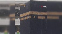 Müslümanlar yağmur altında Kabe'yi tavaf etti