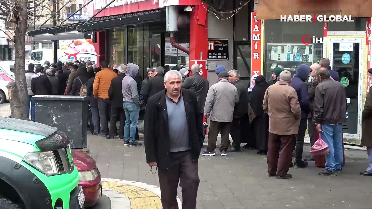 Et ve Süt Kurumu satış mağazası önünde ucuz et yoğunluğu