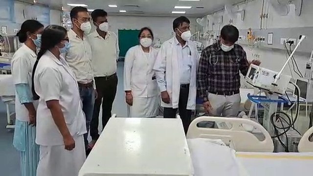 कोविड आइसीयू में मॉक ड्रिल करते चिकित्सक