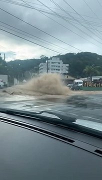 Chafariz se forma após cano romper e alaga rua de Joinville