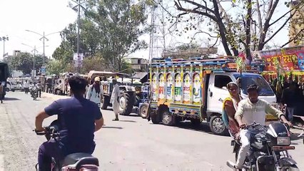 चार दिनों के मंडी के अवकाश के बाद हुई बंपर आवक, वाहनों की लगी लंबी कतारें